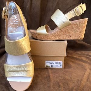 NIB UGG SZ 6.5 ELENA ll METALLIC GOLD WEDGE SANDAL